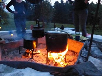 Entschleunigungswochenende - Kochen über dem LagerfeuEntschleunigungswochenende - Kochen über dem Lagerfeuer ist super gemütlich! So entspannt und man am Wochenende in der Natur!er ist super gemütlich!