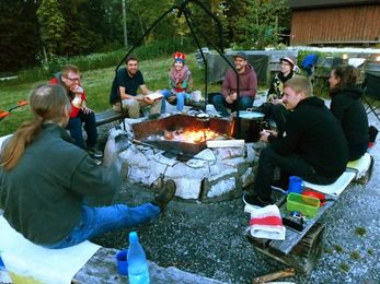 Ferienlager für Erwachsene - Lagerfeuerstimmung, Gitarrenmusik, Freunde finden
