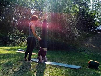 Yoga draußen in der Natur - unsere professionellen Lehrer begleiten Dich